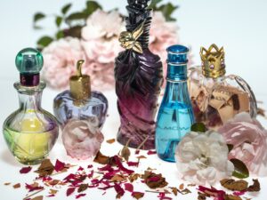 Woda perfumowana a perfum. Jak znaleźć perfumy w Poznaniu? Douglas perfumeria Poznań
