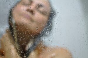 3 wskazówki, jak zmiękczyć wodę do mycia by była mniej drażniąca dla skóry.