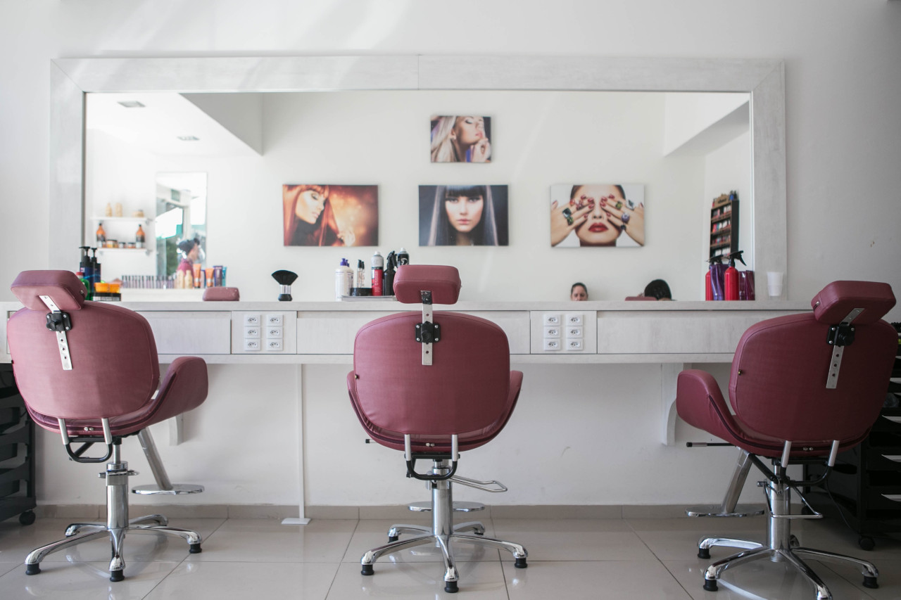 Jak wybrać profesjonalny fotel fryzjerski do salonu?